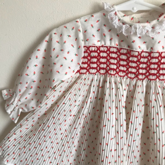 Rare Vintage 1960’s Hand Smocked Lace Baby Dress - Picture 3 of 8